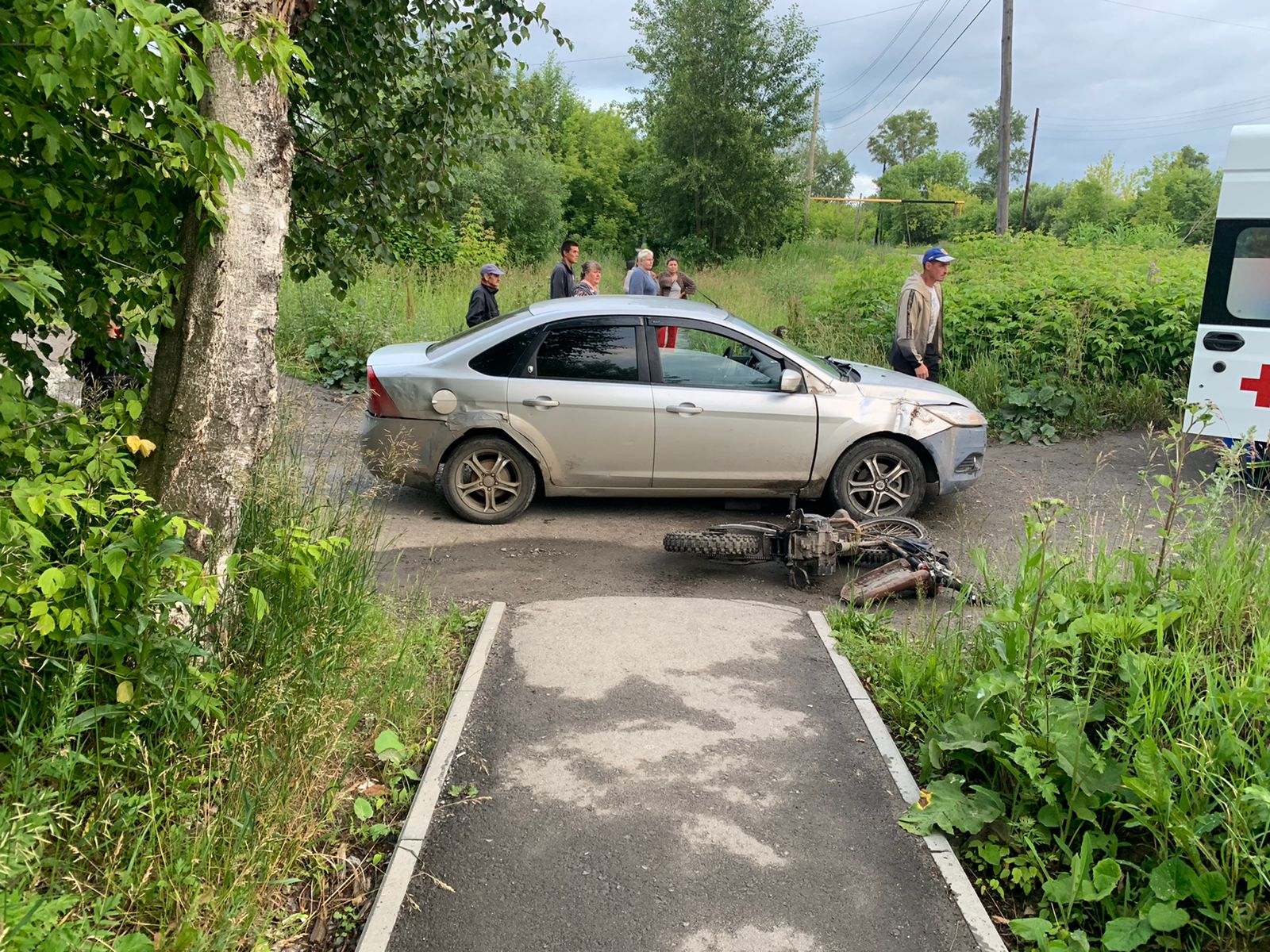 Ехал на питбайке по тротуару