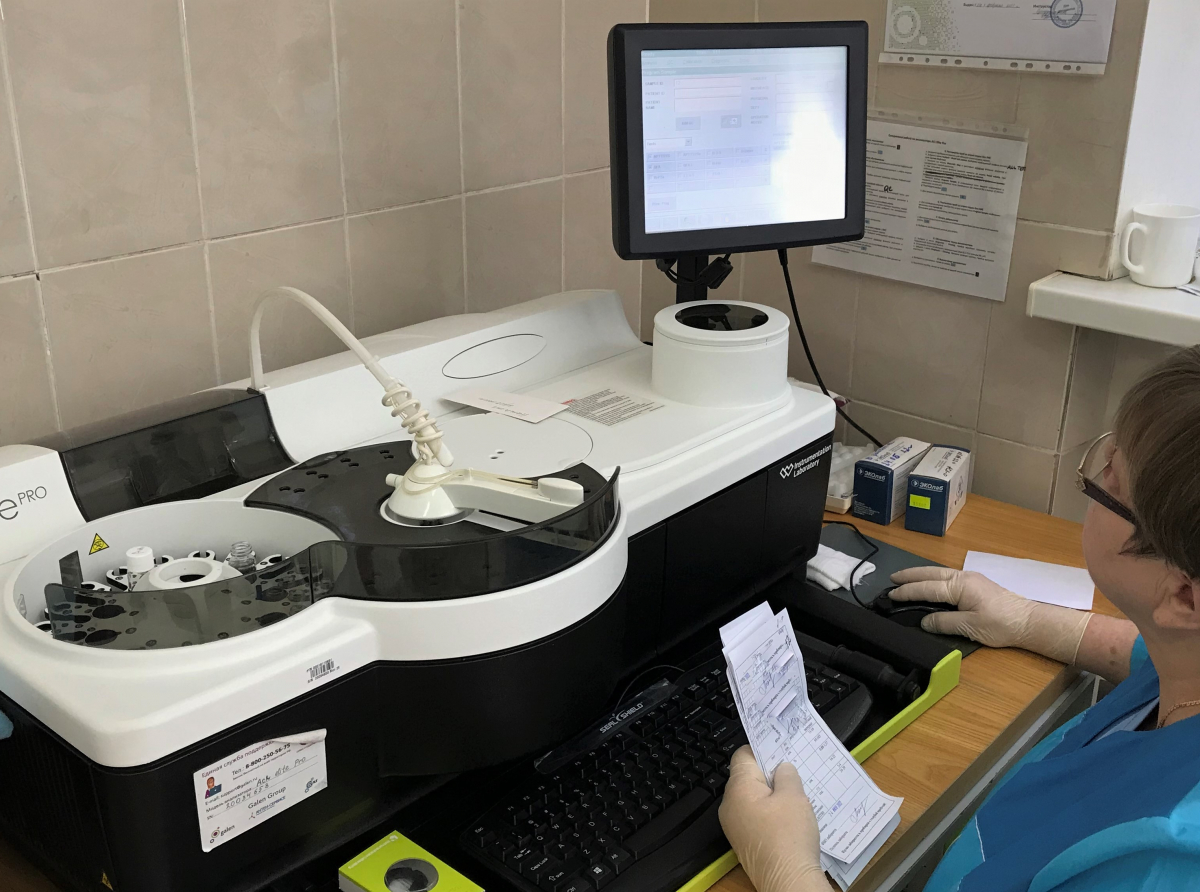 Фото предоставлено ДИП. Анализатор гемостаза в работе.