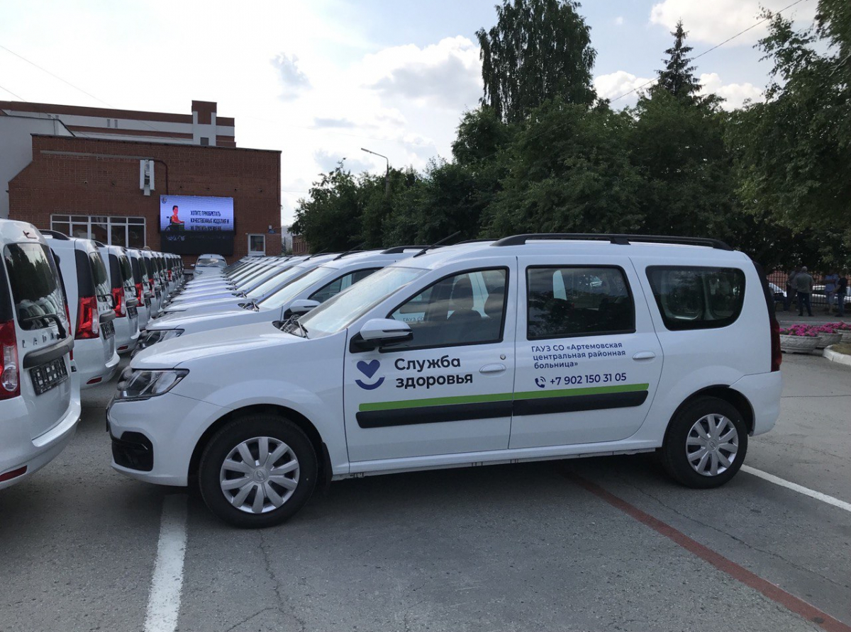 Фото пресс-служба АЦРБ. Красивые, новенькие и брендированные машины украсят автопарк больницы и будут служить на благо пациентов