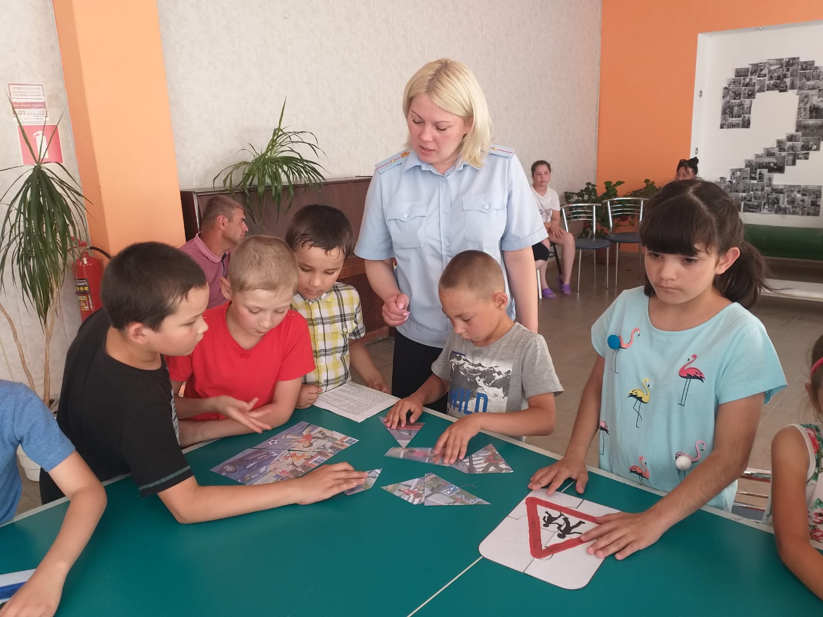 За знания ПДД давали сладкие призы