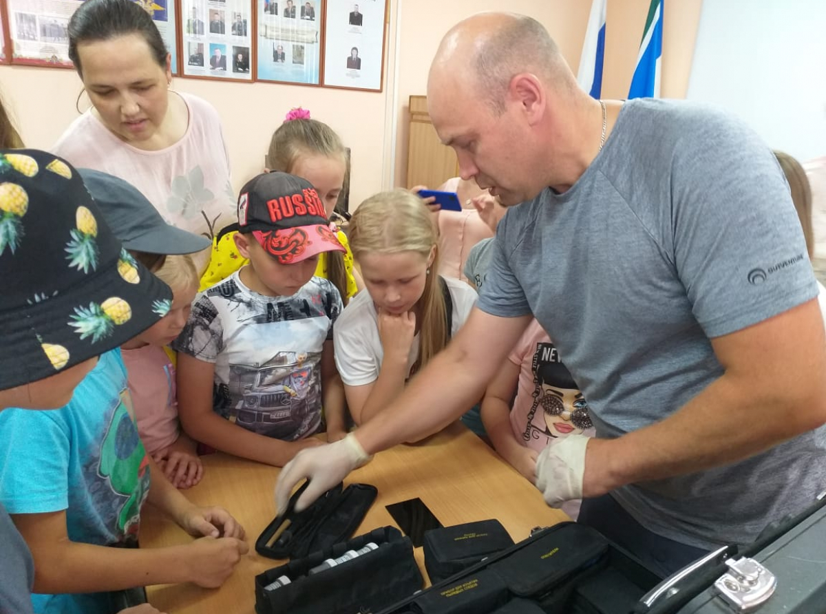 Фото предоставлено ОМВД. Что же там, в волшебном чемоданчике полицейского?