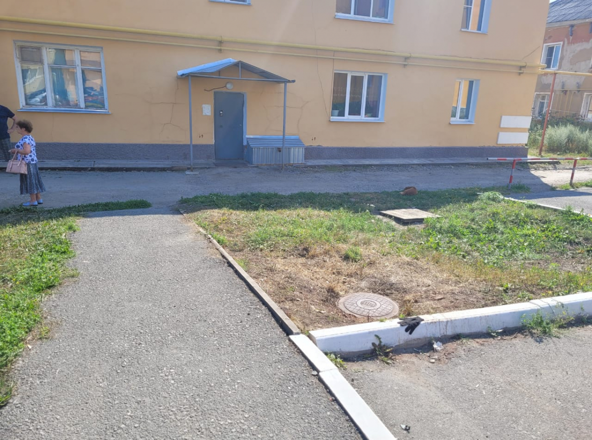 Фото предоставлено жильцами. Круглый колодец во дворе - тот самый, в который упал 62-летний мужчина