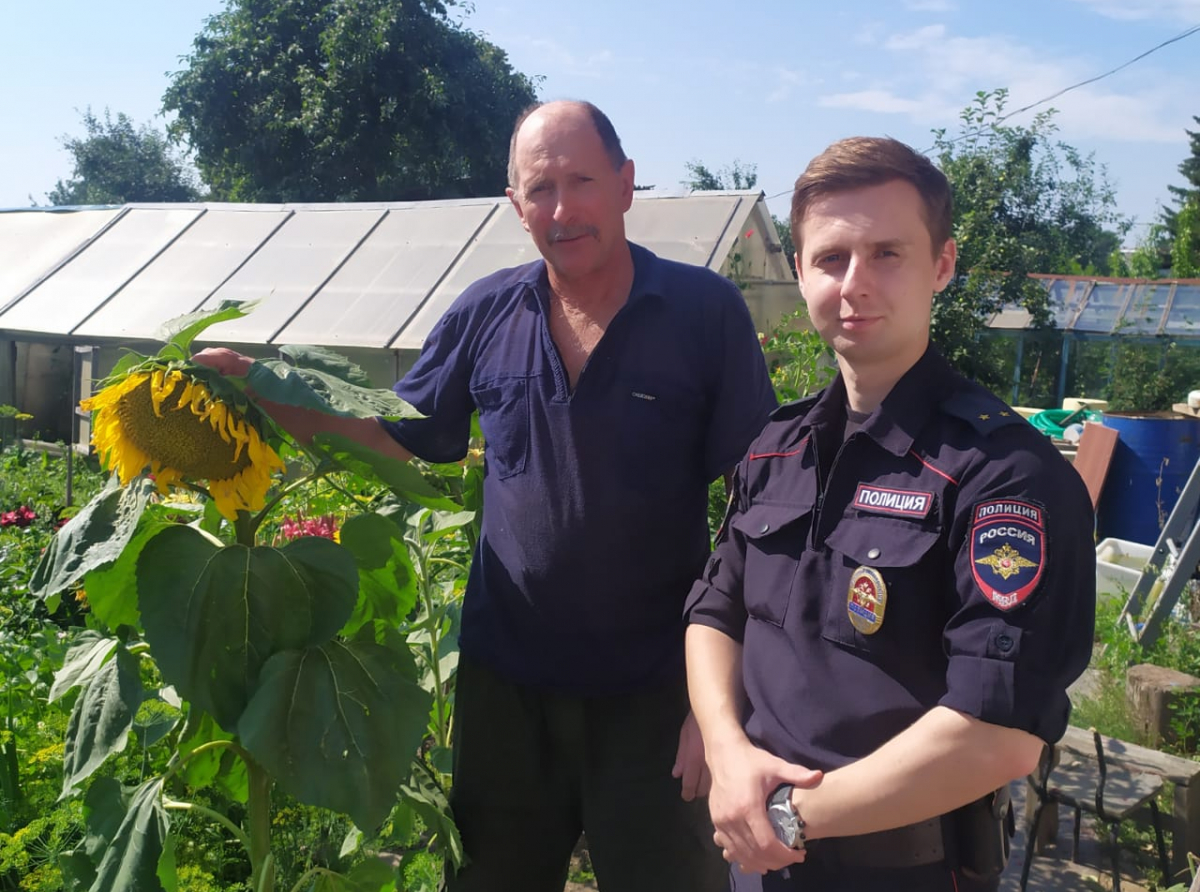 Фото предоставлено ОМВД. Артемовские полицейские проводят разъяснительные беседы с садоводами 