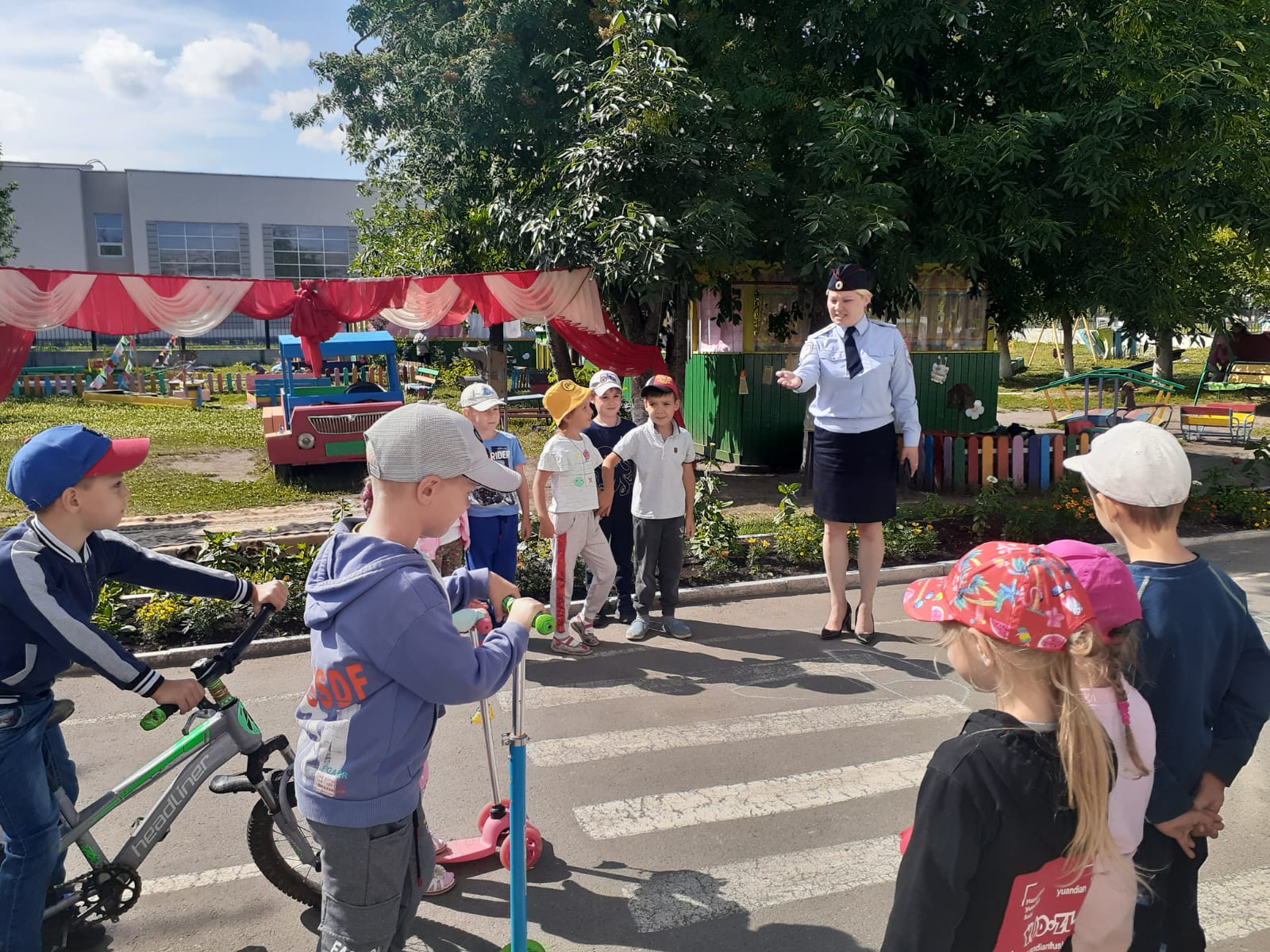 Сотрудники Госавтоинспекции провели пешеходные экскурсии для малышей