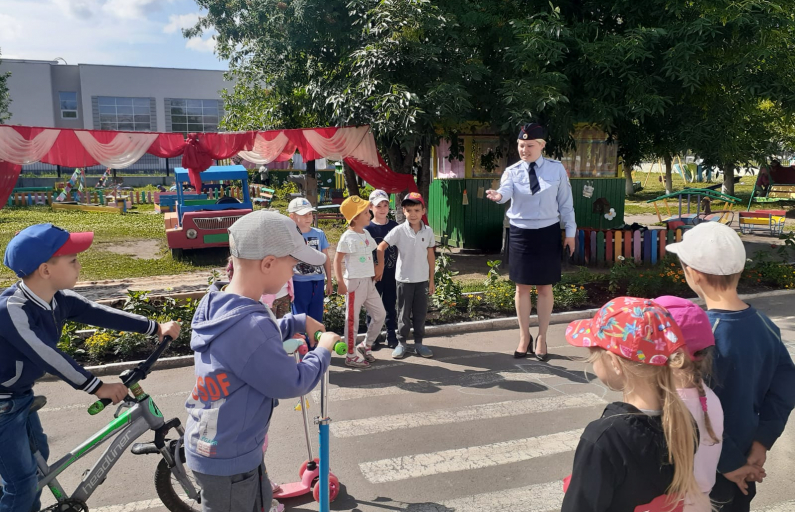 Фото предоставлено ОМВД. Малыши узнали правила и отработали их на практике.