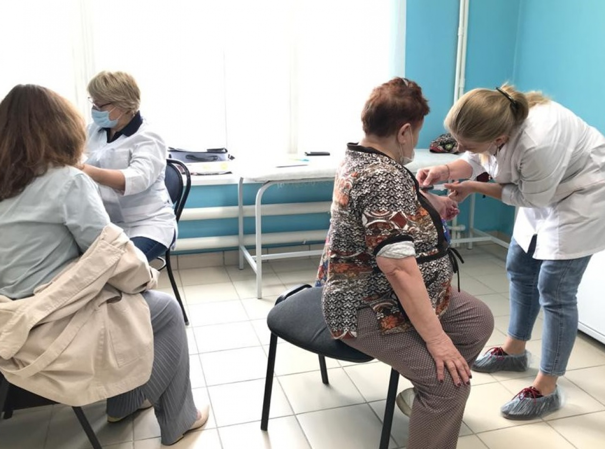 Фото пресс-службы АЦРБ. Медики призывают артемовцев не откладывать повторную прививку