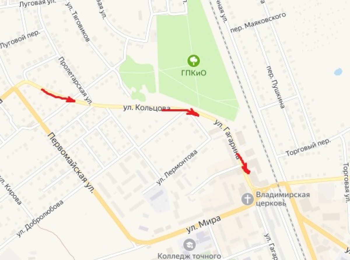 Скрин карты https://yandex.ru/maps. Красные стрелочки указывают, по какому маршруту пойдет общественный транспорт в объезд перекрытой ул. Первомайской (действует в обоих направлениях).