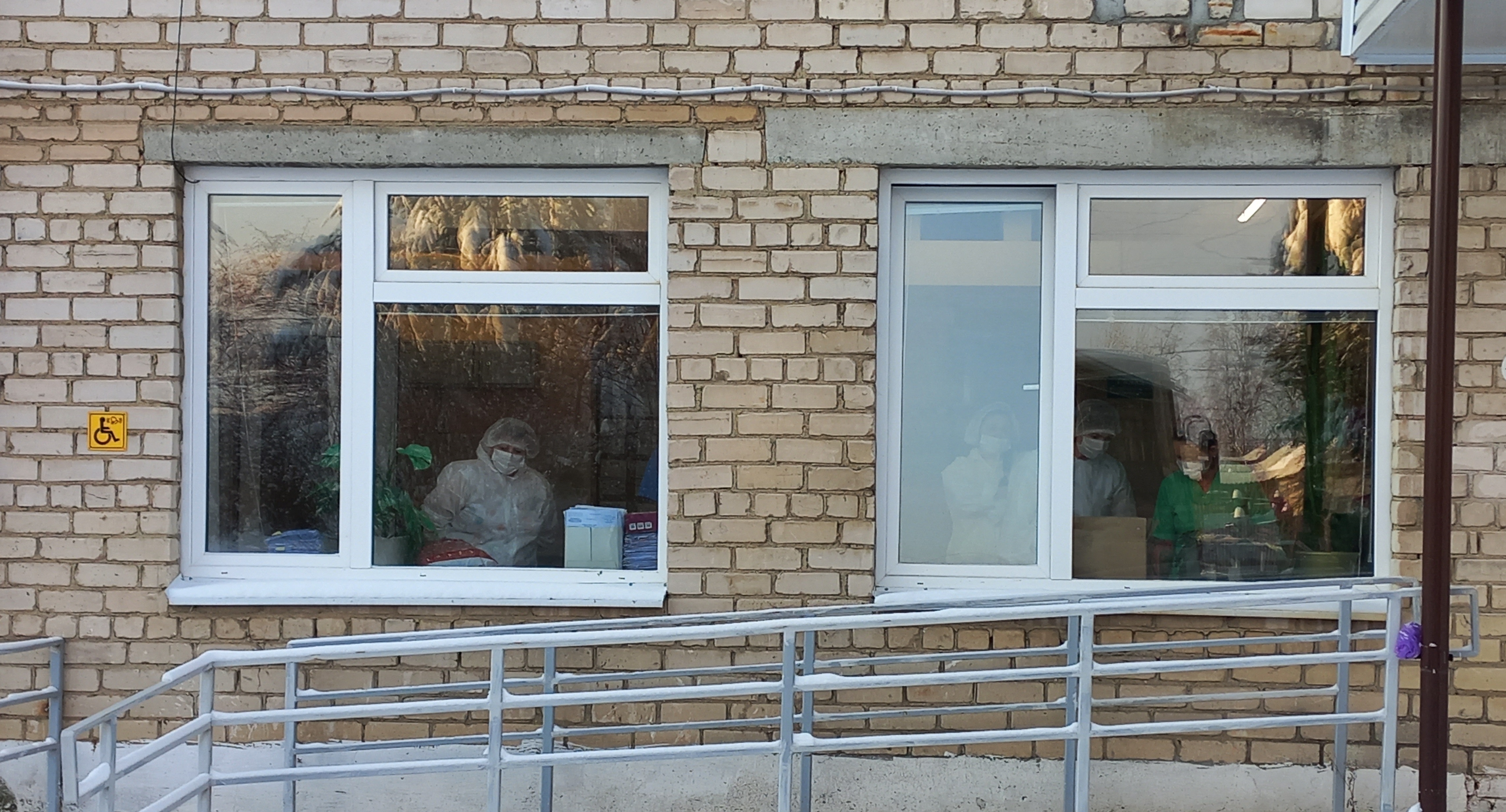 Вспомнить про маски и антисептик