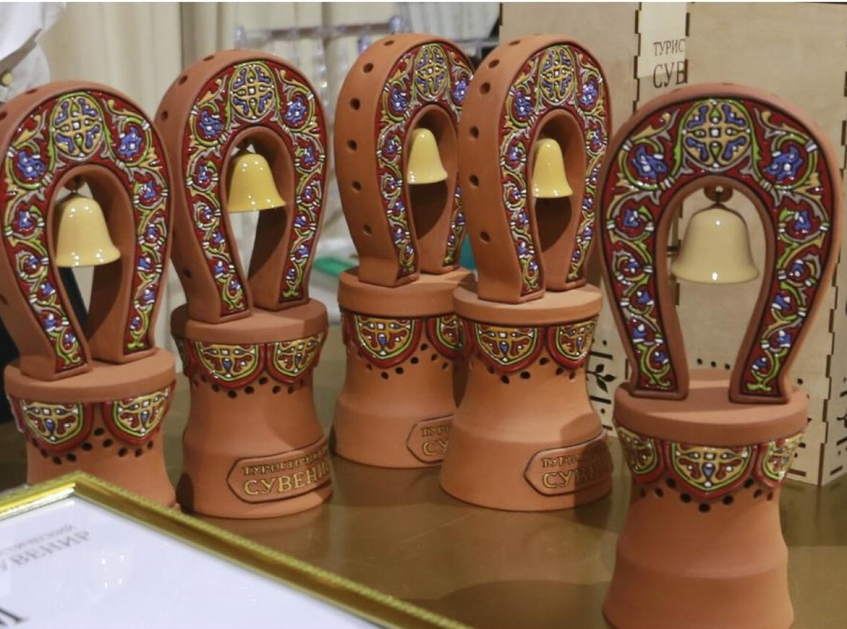 Фото ДИП Свердловской области. Конкурс проводится в номинациях: этнографический сувенир, сувенир города, сувенир региона, гастрономический сувенир, сувенир события, сувенир туристического маршрута, сувенир музея, сувенир-игрушка, идея сувенира и других.