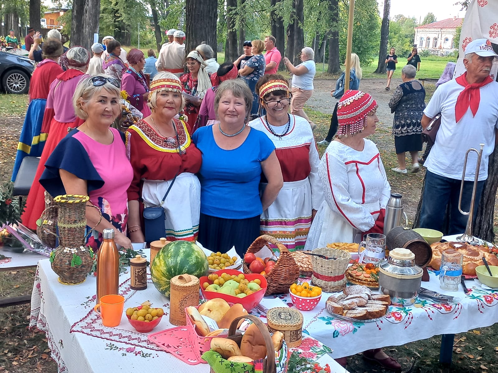 Красотки в царских одёжках: они собрались, чтобы дружба не угасала