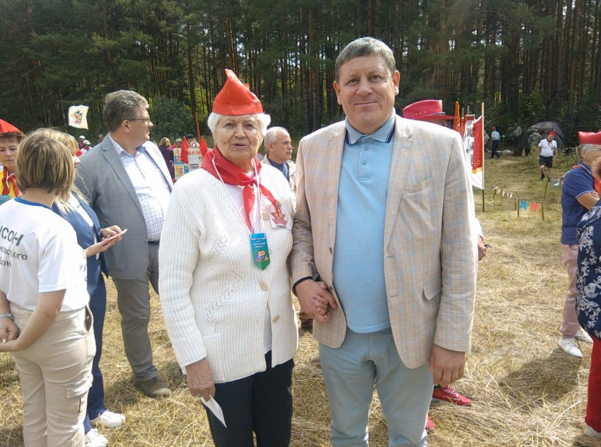 Фото: Василий Ергашев. Утром, 19 сентября, глава поздравил с днем рождения Почетного гражданина Тамару Ивановну Кудряшову.