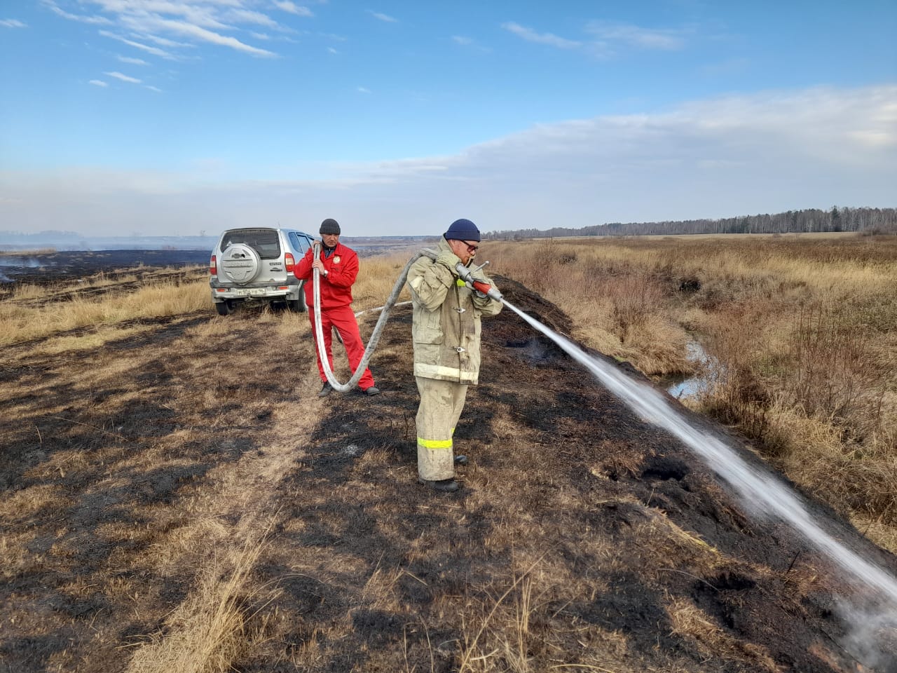 В районе Шогринского тушат горящий торфяник 