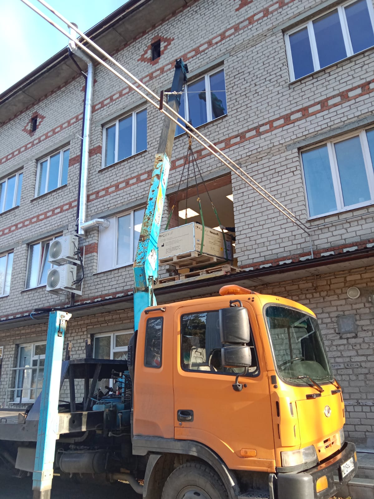 КТ подняли на второй этаж через окно