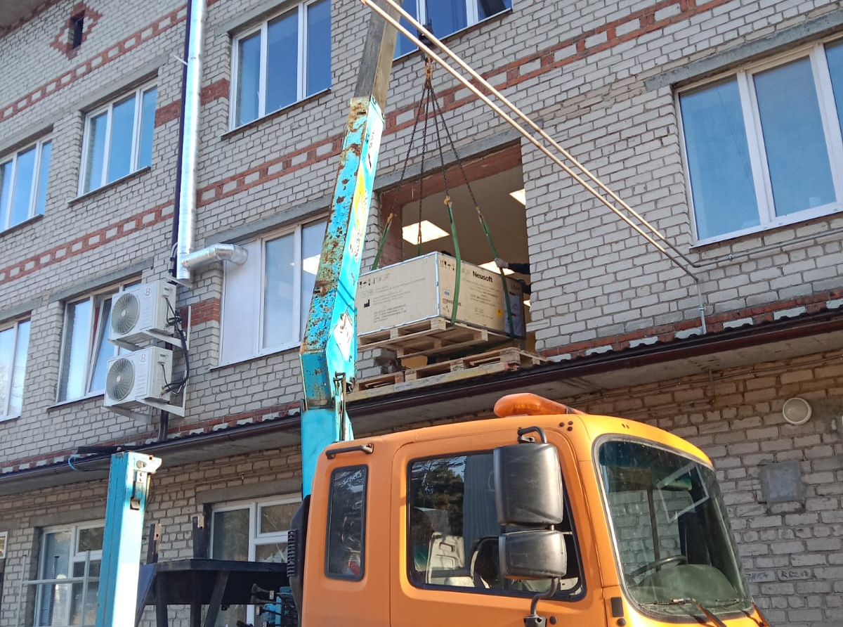 Фото пресс-службы АЦРБ. Чтобы оборудование оказалось внутри, пришлось демонтировать окно и стену в помещении.