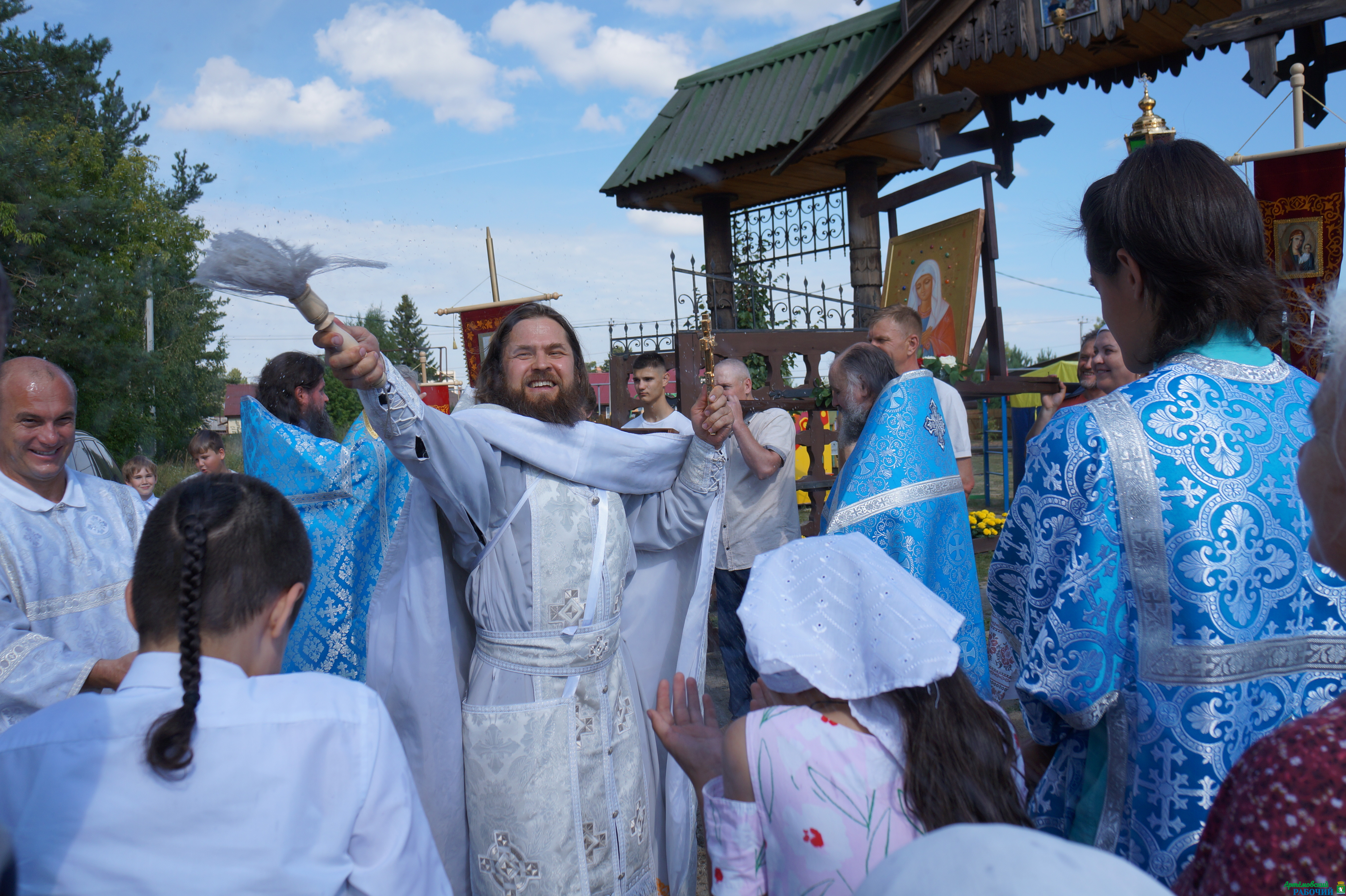 Праздничная Литургия, крестный ход и концерт