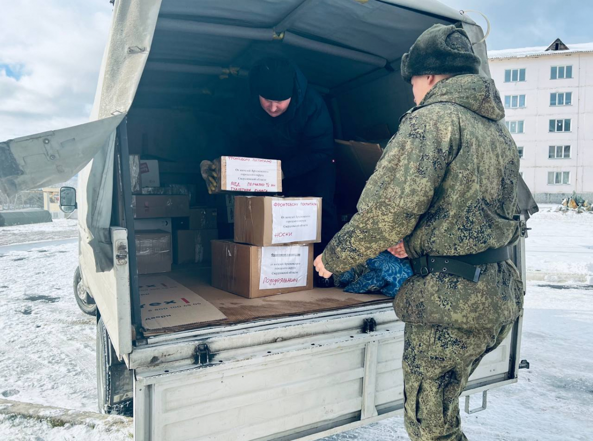 Фото Галины Таскиной. Разгрузка в части: эти посылки поедут к нашим землякам на фронт