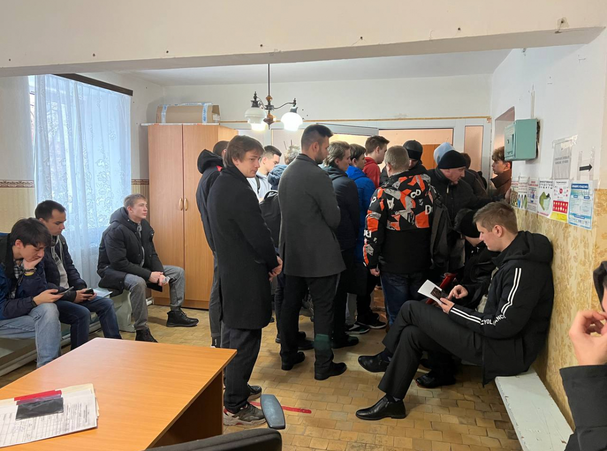 Фото Галины Таскиной. В пятницу на призывном пункте Артемовского было многолюдно. Работает призывная комиссия.