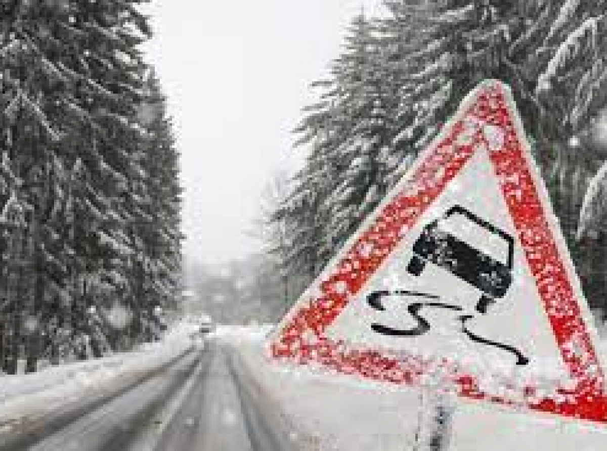 Фото предоставлено УГХ администрации АГО. Управление транспортным средством в зимний период времени требует от водителя повышенного внимания и концентрации