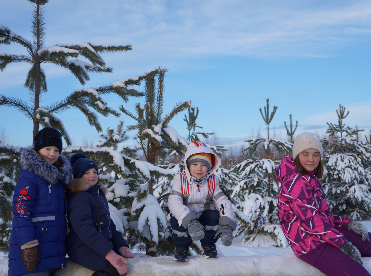 Фото Ирины Костенко. Дети радовались снеговым заносам и бегали по белой искрящейся глади снежного полотна.