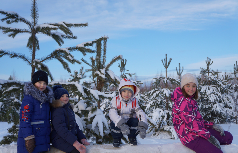 Фото Ирины Костенко. Дети радовались снеговым заносам и бегали по белой искрящейся глади снежного полотна.