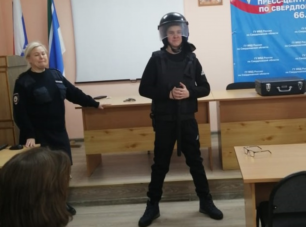Фото предоставлено ОМВД. В отделе полиции ребята смогли примерить спецсредства, с которыми работают сотрудники.