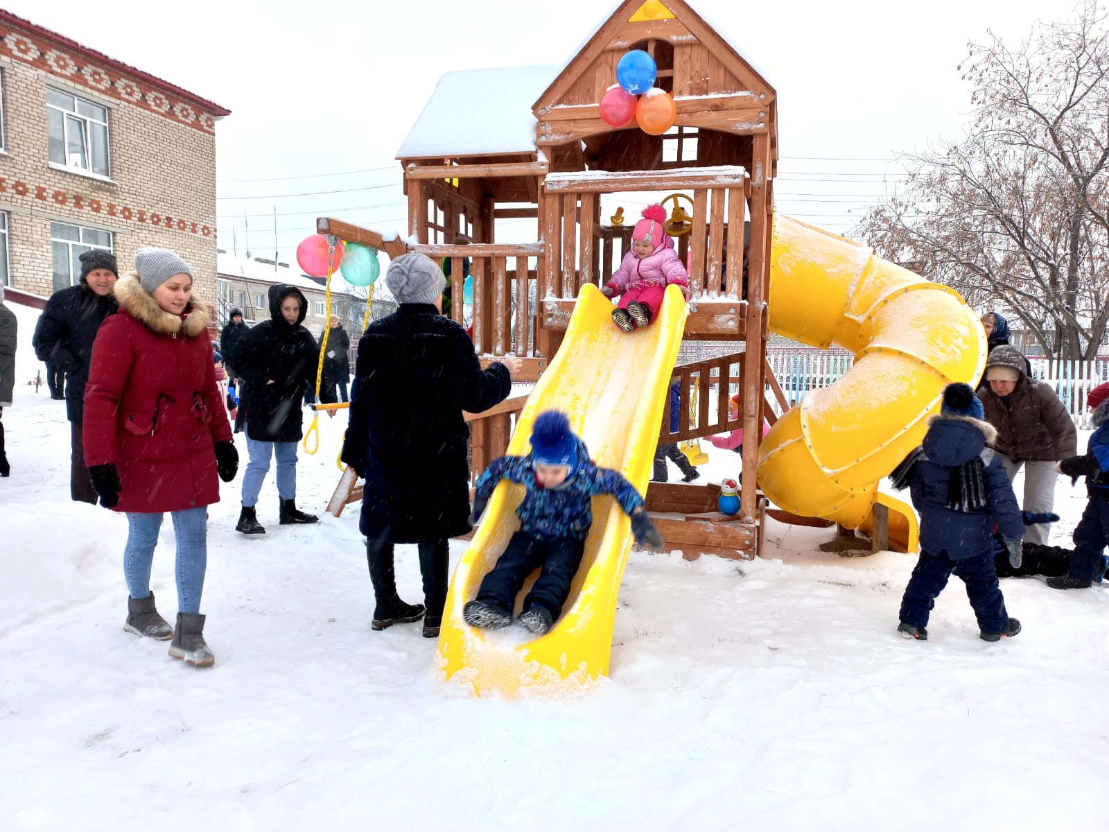 У детей появилась современная площадка