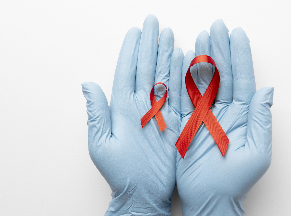 Фото с сайта https://ru.freepik.com/ Символ Всемирного дня борьбы со СПИДом - красная лента