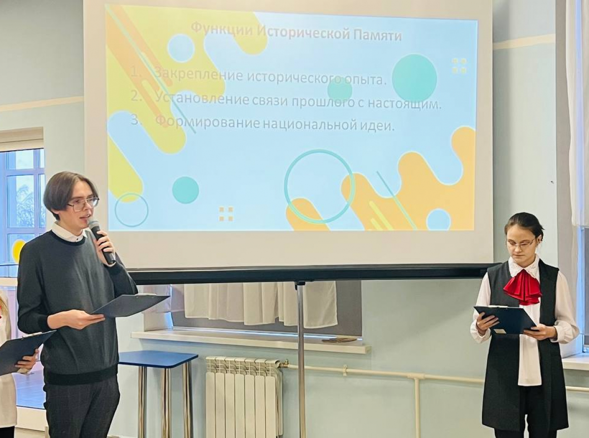 Фото Галины Таскиной. Круглый стол состоялся на базе 56-й школы. Здесь собрались учащиеся 15 образовательных организаций АГО - школ и колледжей.