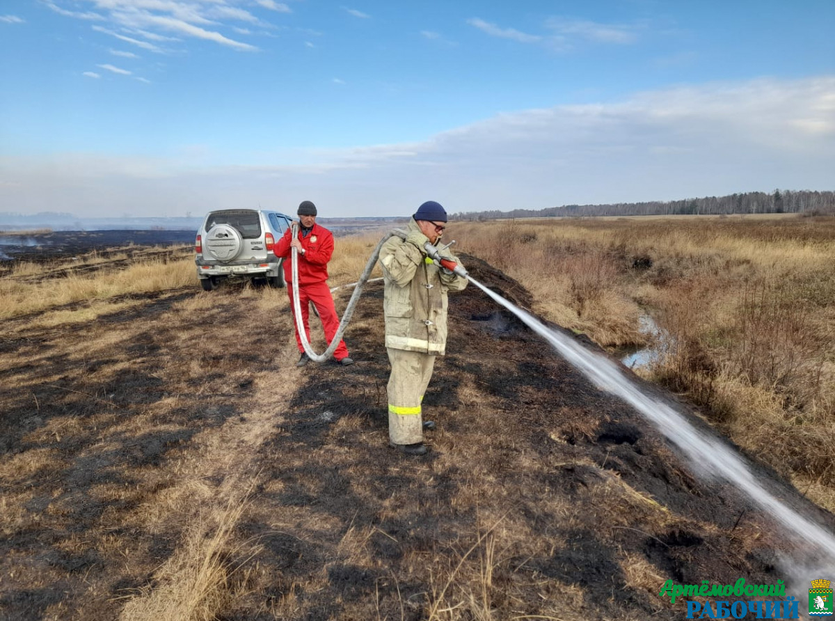 Фото из архива редакции. Осенью торфяные пожары у Шогриша тушили всем миром: специалисты МЧС, добровольные пожарные и жители. С похолоданием, заморозками и снегом работы не прекратились.