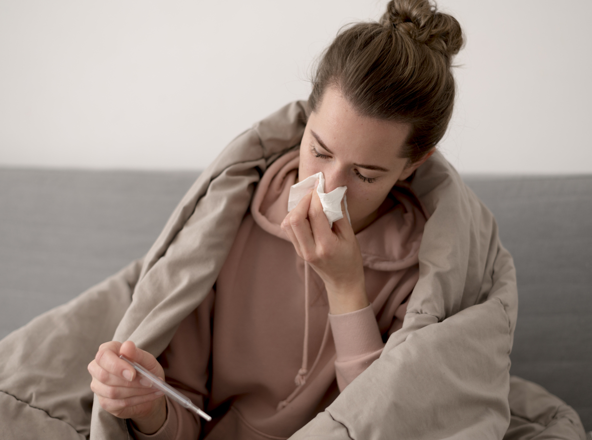 Фото с сайта https://ru.freepik.com/free-photo/sick-female-person-blowing-her-nose_7595747.htm Не занимайтесь самолечением. Обратитесь к врачу!