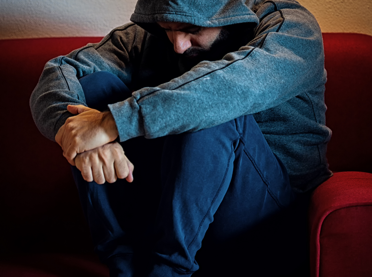 Фото с сайта https://ru.freepik.com/ free-photo/depressed-man-with-hood-on-his-head-sitting-alone-on-a-sofa_17566926.htm