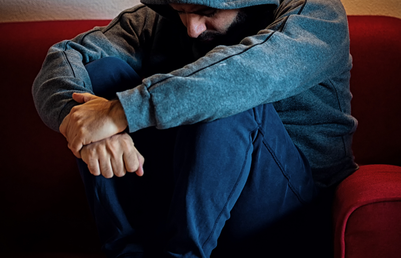 Фото с сайта https://ru.freepik.com/ free-photo/depressed-man-with-hood-on-his-head-sitting-alone-on-a-sofa_17566926.htm