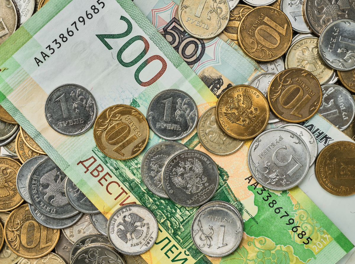 Фото : https://ru.freepik.com/free-photo/money-coins-and-banknotes-in-russian/ Подать заявление на выплату можно на портале госуслуг, в клиентских офисах ПФР и МФЦ.