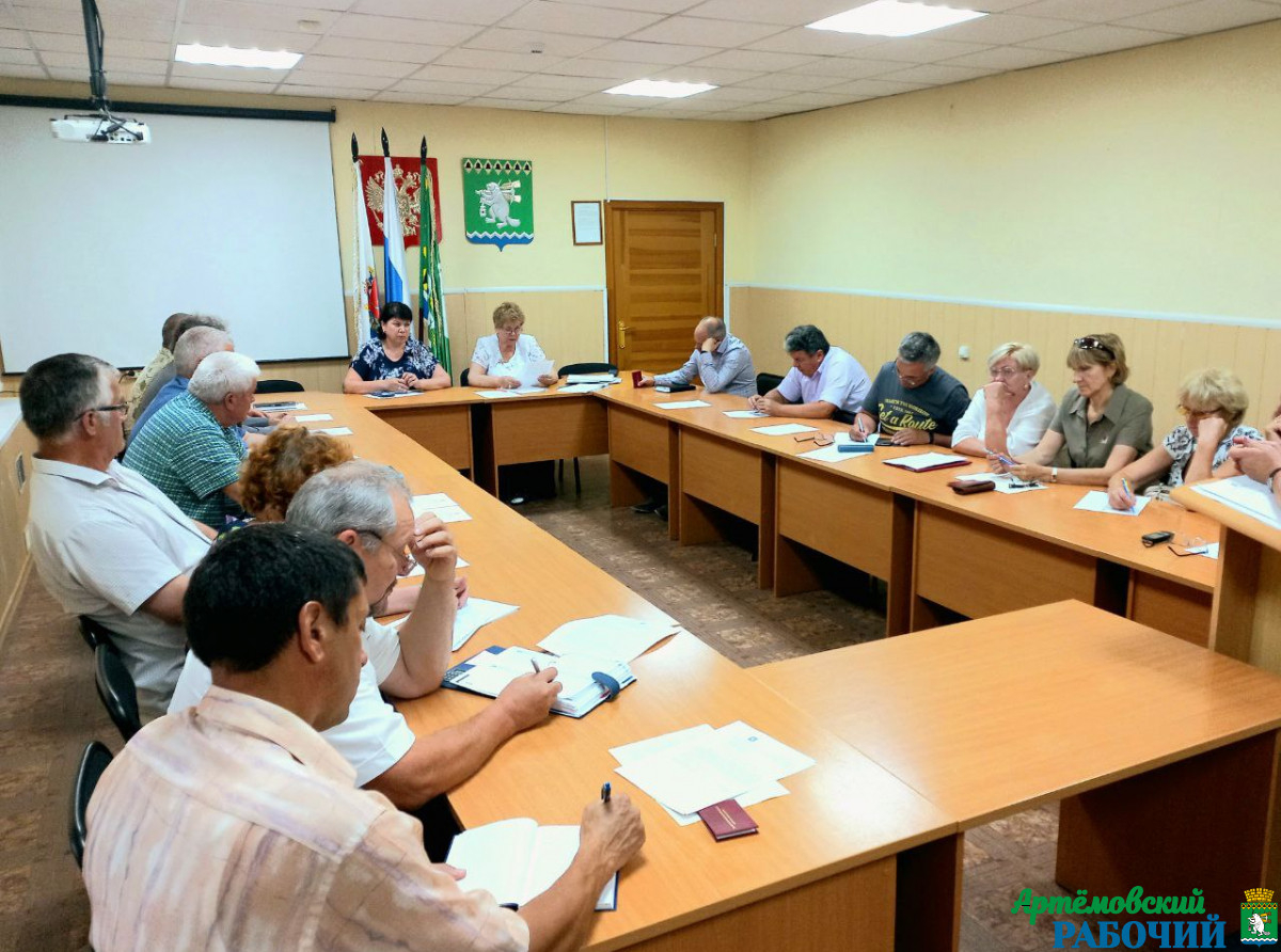 Фото из архива редакции. Общественники не только собираются для обсуждения и решения наболевших вопросов в администрации. Большая часть их работы не видна, но она - огромная.