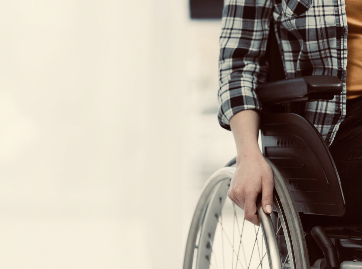 Фото с сайта https://ru.freepik.com/free-photo/close-up-hand-on-wheel_ В этом году пенсии в проактивном формате назначены более 8300 пенсий по инвалидности.