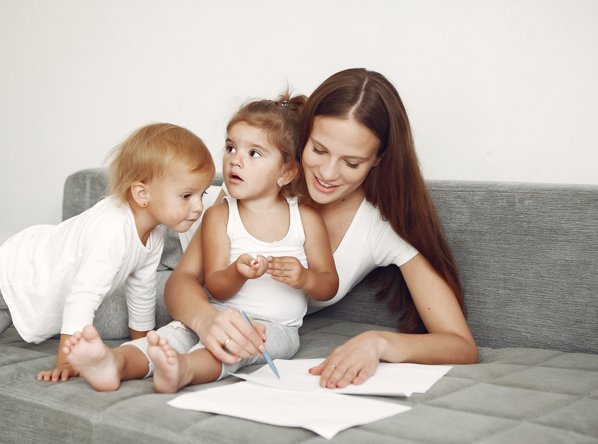 Фото с сайта https://ru.freepik.com/free-photo/beautiful-family-spend-time-in-a-bathroom_6213567.Подать заявление на получение пособия можно будет уже в конце декабря на портале госуслуг. С 9 января заявления родителей начнут принимать многофункциональные центры и клиентские офисы Социального фонда России.