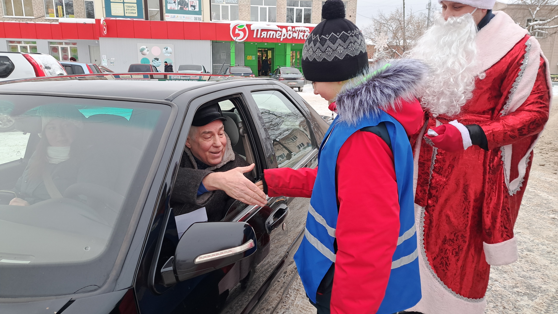 Дети пишут письма, но не Деду Морозу, а подарки получают взрослые