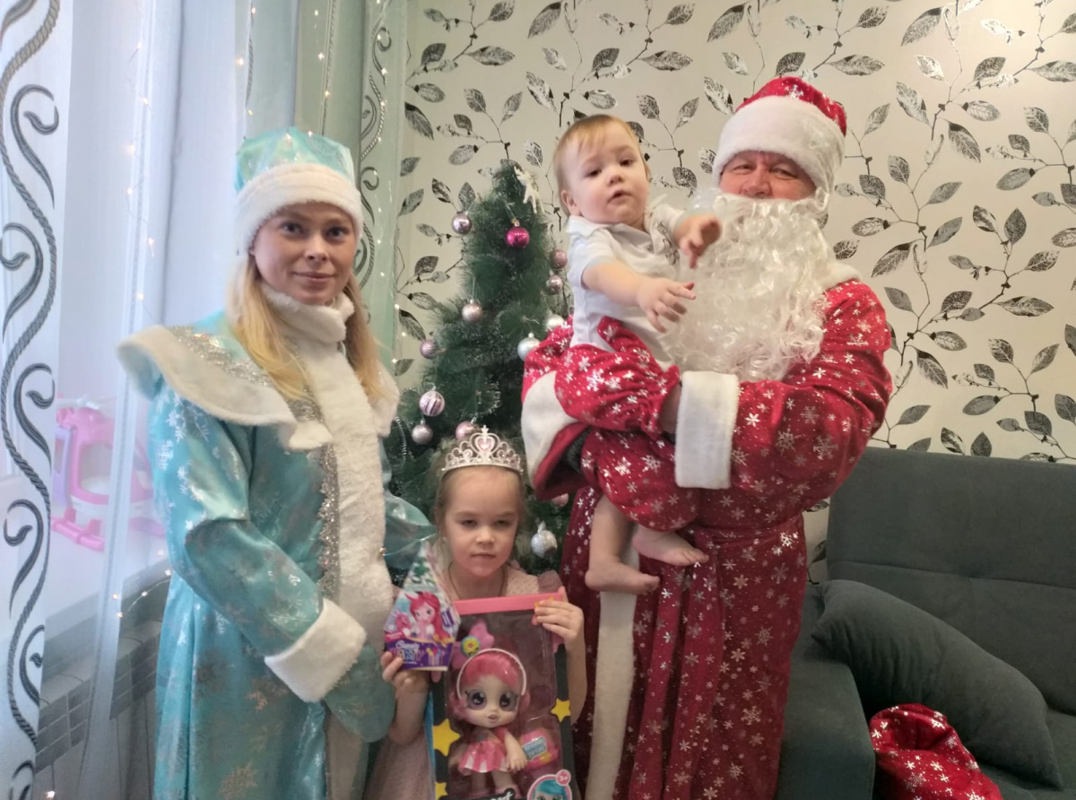 Фото Е.А.Макарочкина. Поздравлять детей приятно с любыми праздниками, а с Новым годом - особенно.