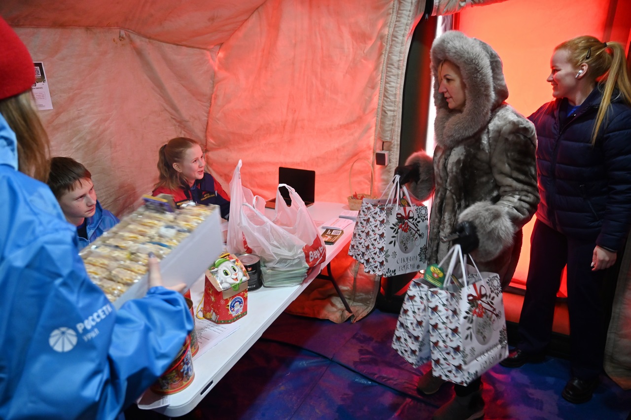 Передай привет бойцам. В Екатеринбурге открылся павильон для сбора новогодних подарков для мобилизованных уральцев 