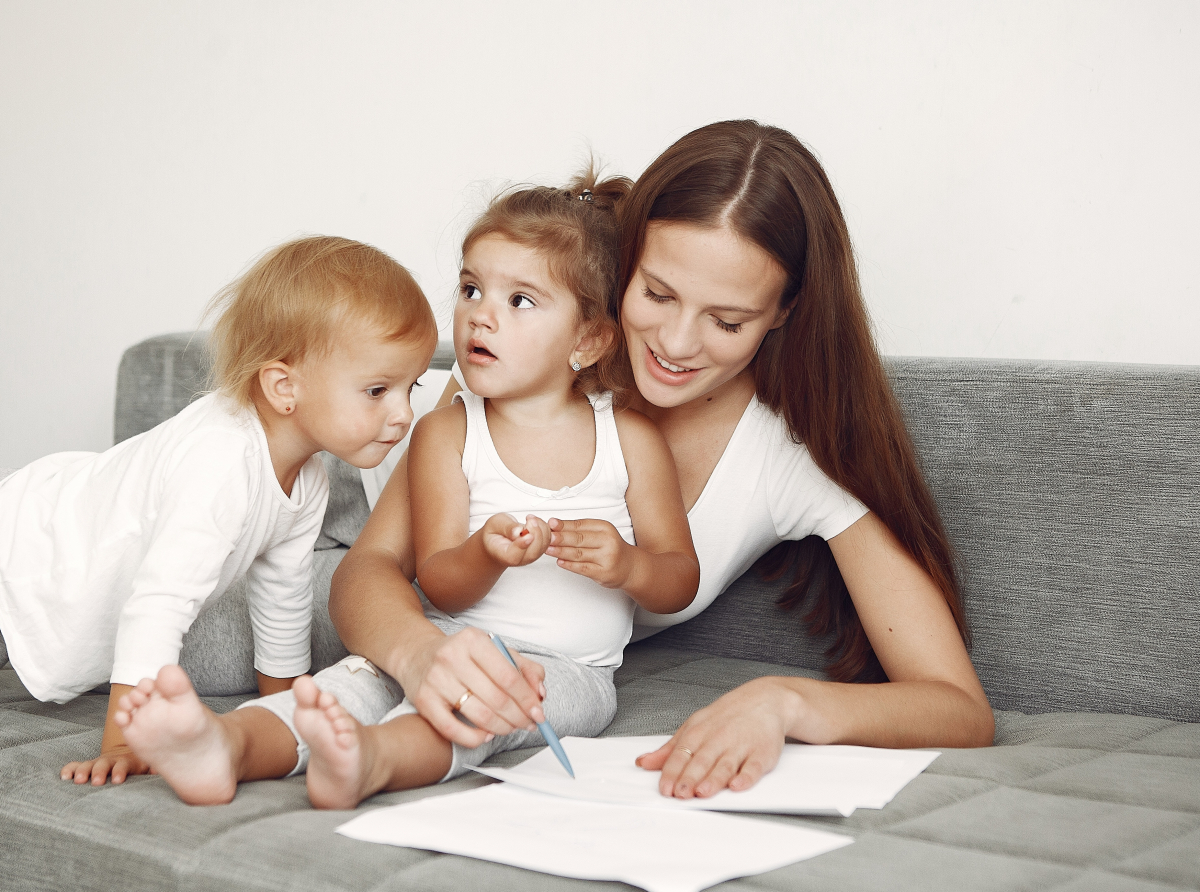 Фото с сайта https://ru.freepik.com/free-photo/beautiful-family-spend-Напомним, что новое пособие заменило нуждающимся семьям пять действовавших ранее мер поддержки.