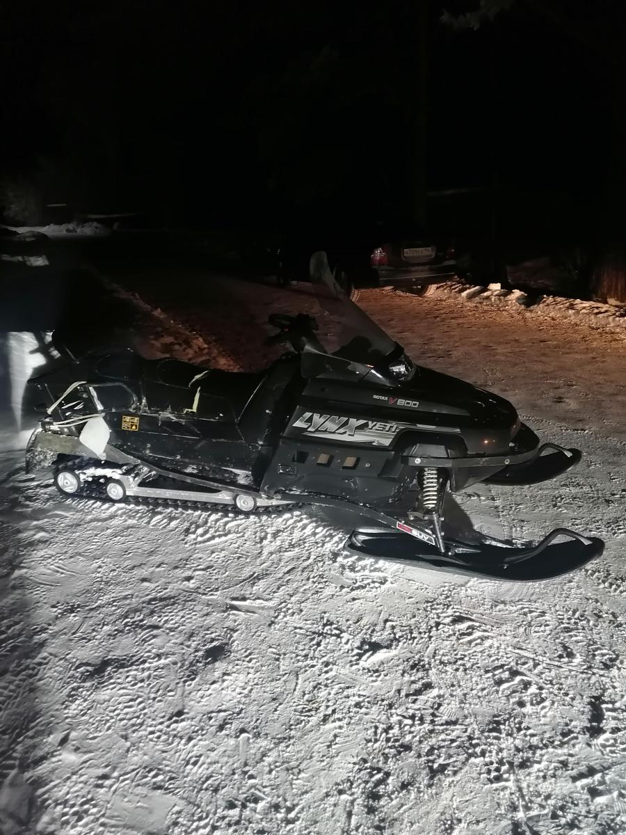 Снегоход врезался в легковушку