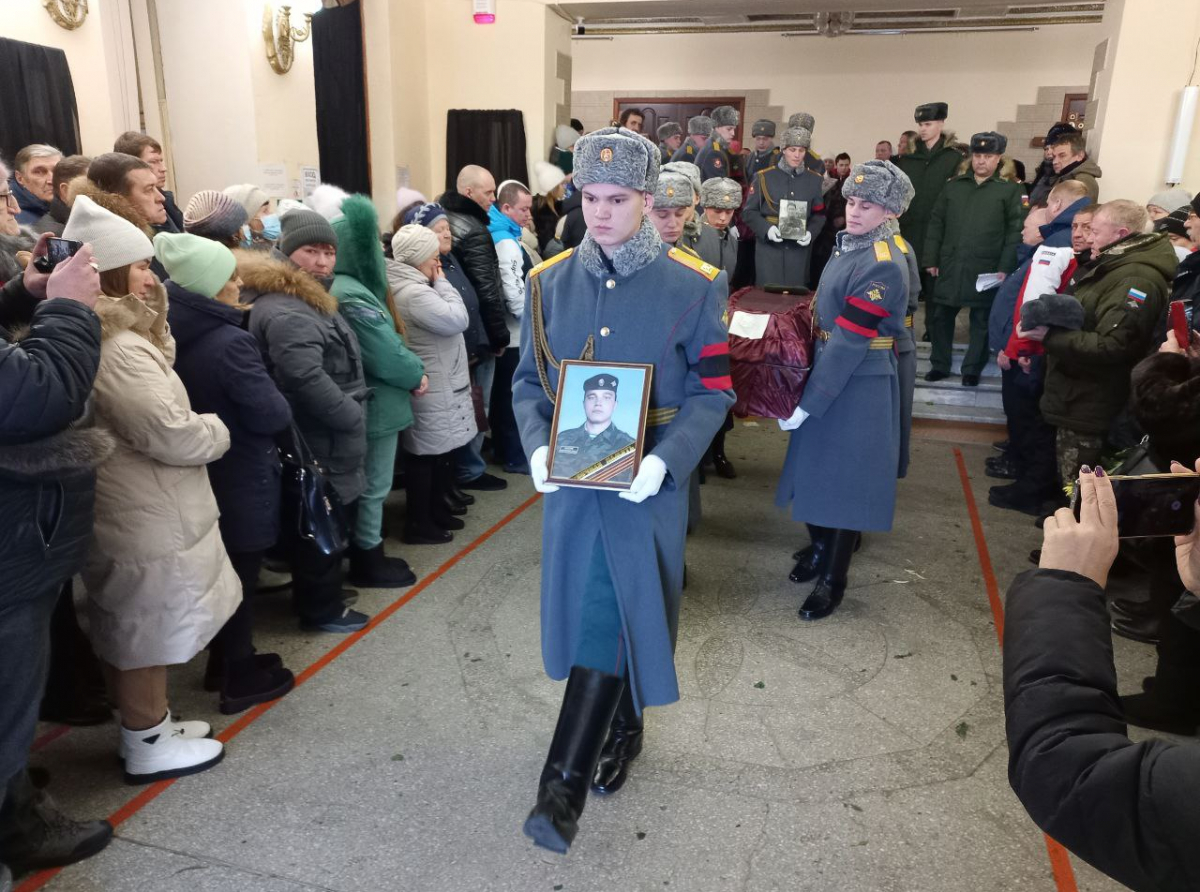 Фото Василия Ергашева. Сотни людей пришли в ДК Попова, чтобы поклониться погибшим Героям