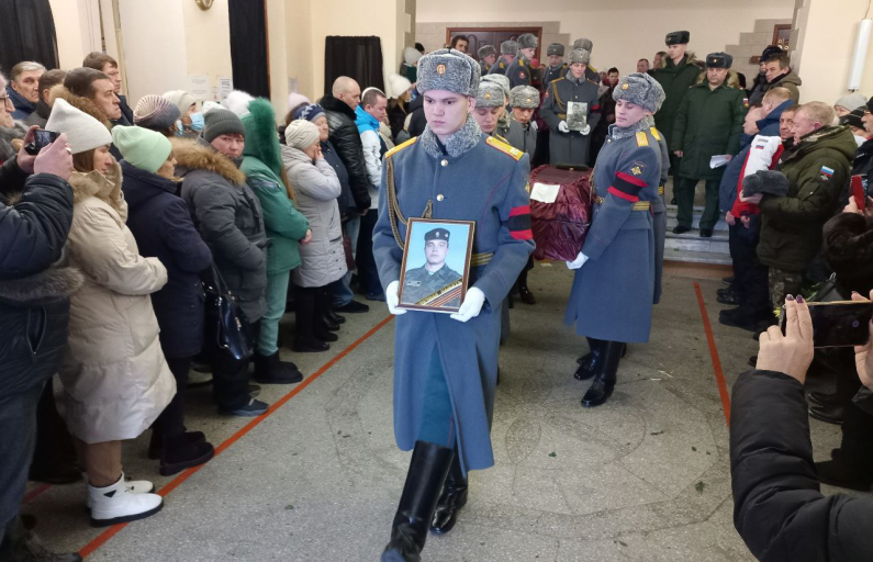Фото Василия Ергашева. Сотни людей пришли в ДК Попова, чтобы поклониться погибшим Героям