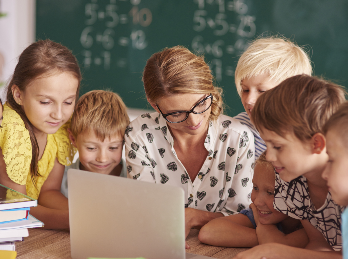 Фото с сайта https://ru.freepik.com/free-photo/teamwork-over-the-teacher. 