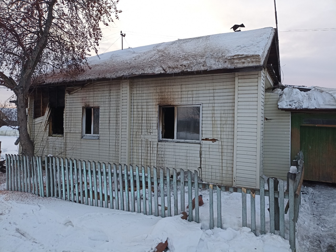 В Красногвардейском ночью горел дом