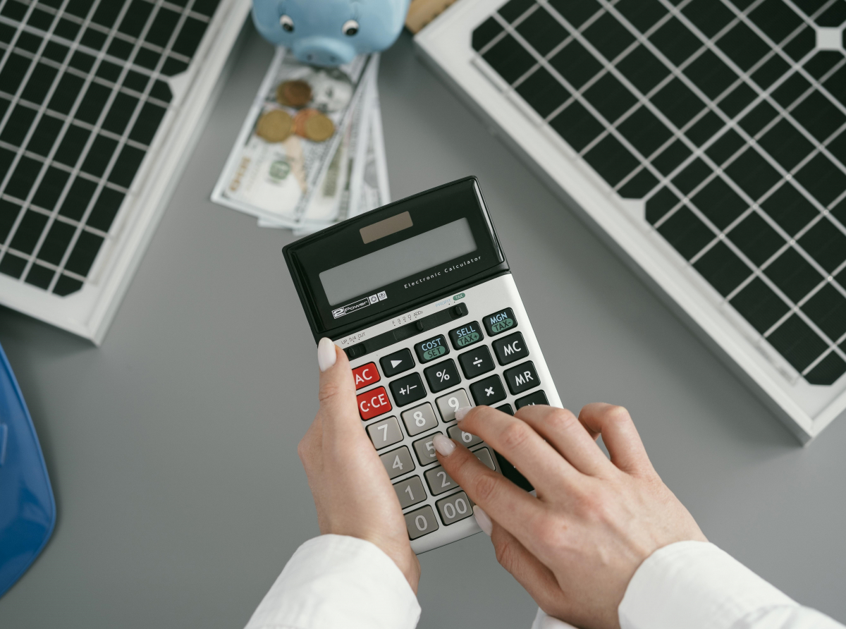 Фото с сайта https://ru.freepik.com. У ЕСК "Уралочка" много преимуществ. Одно из них - бесплатное обслуживание в теченеи всего срока действия.