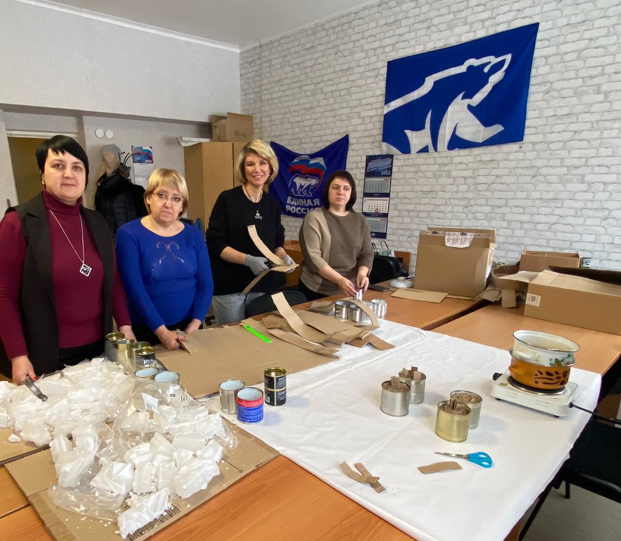 Жестяные банки, картон и парафин