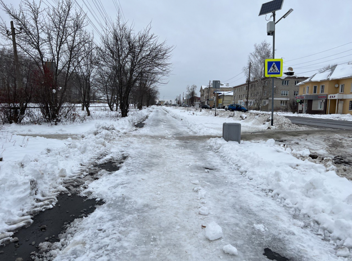 Фото из архива редакции. Сотрудники Госавтоинспекции напоминают горожанам, что стремление сократить себе путь и невнимательность на дороге могут привести к печальным последствиям.