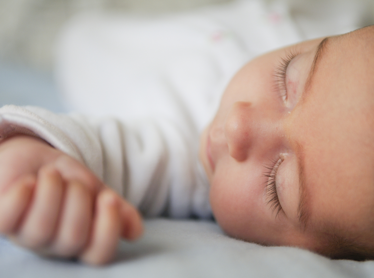Фото с сайтаhttps://ru.freepik.com/free-photo/newborn-baby-girl-sleeping-on-blue-sheets-at-home. Среди молодых родителей не утихает интерес к необычным именам для своих детей