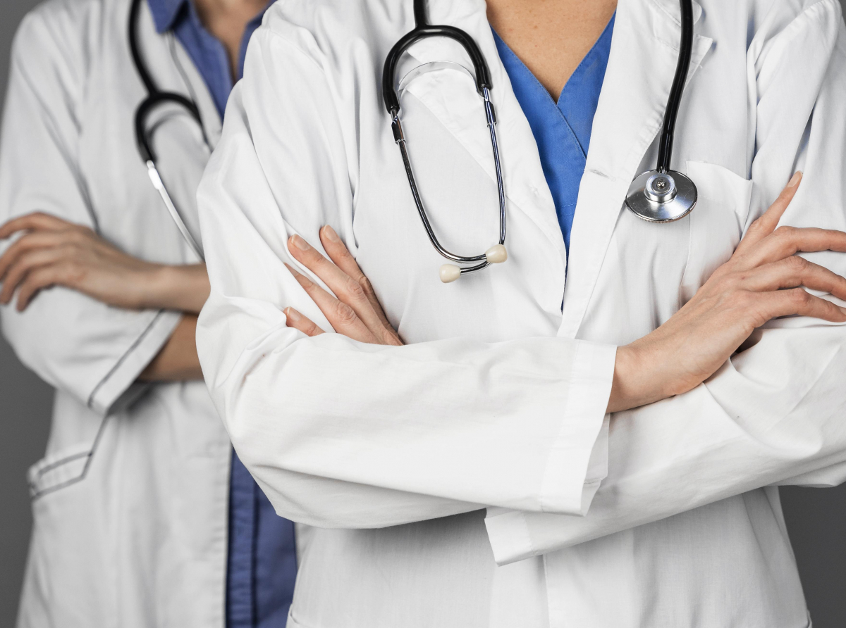 Фото с сайта https://ru.freepik.com/При неявке инвалида в назначенный срок на переосвидетельствование в федеральное учреждение медико-социальной экспертизы выплата пенсии приостанавливается